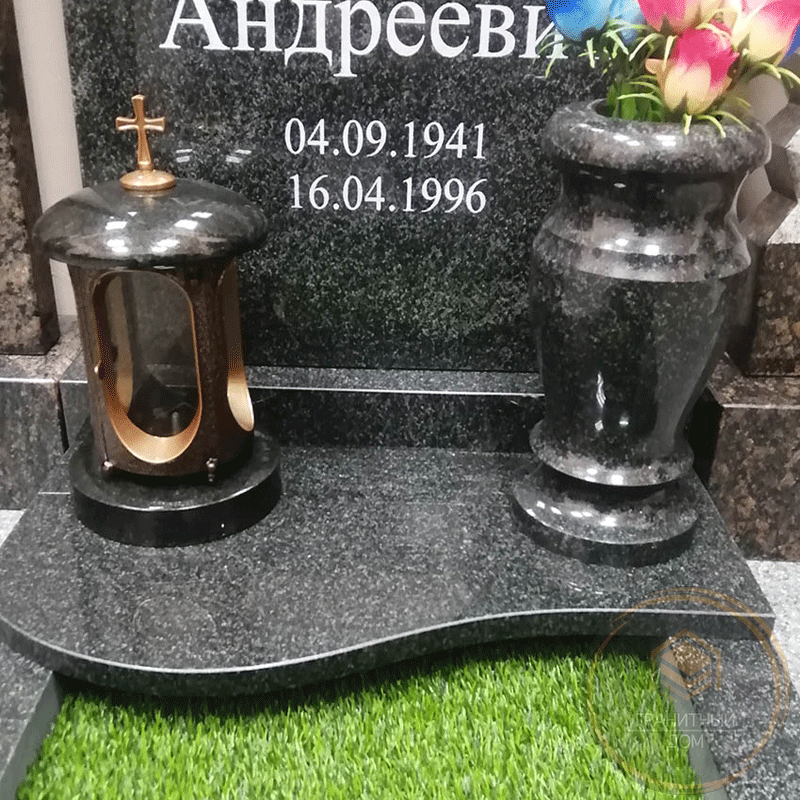 ваза на кладбище
